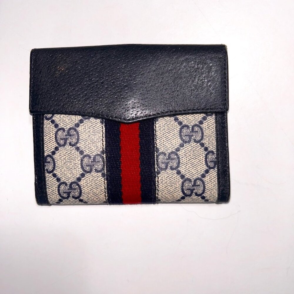 Gucci Vintage Bifold Wallet – GG Monogram w/ GG Logo Clasp
